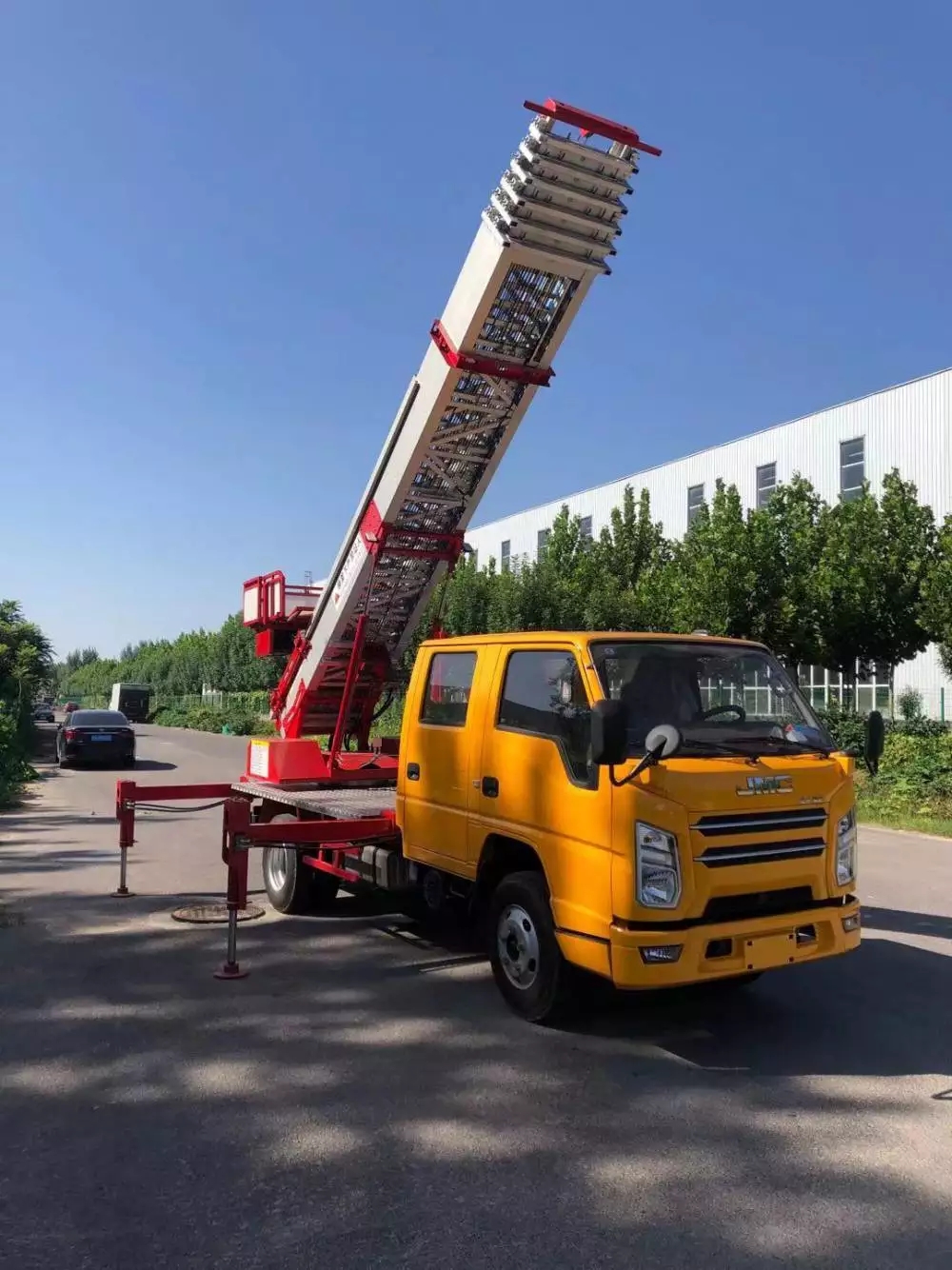 舞钢附近的云梯车出租服务：轻松解决高空作业需求